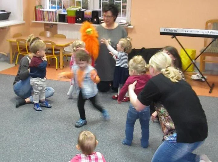 Dzieci podczas wspólnej zabawy w przedszkolu Piano